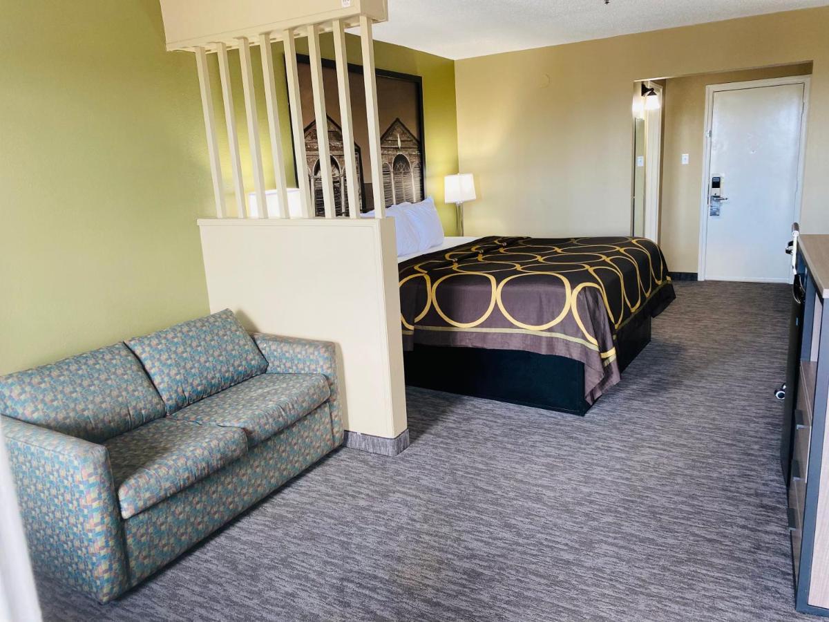 Super 8 By Wyndham Motel