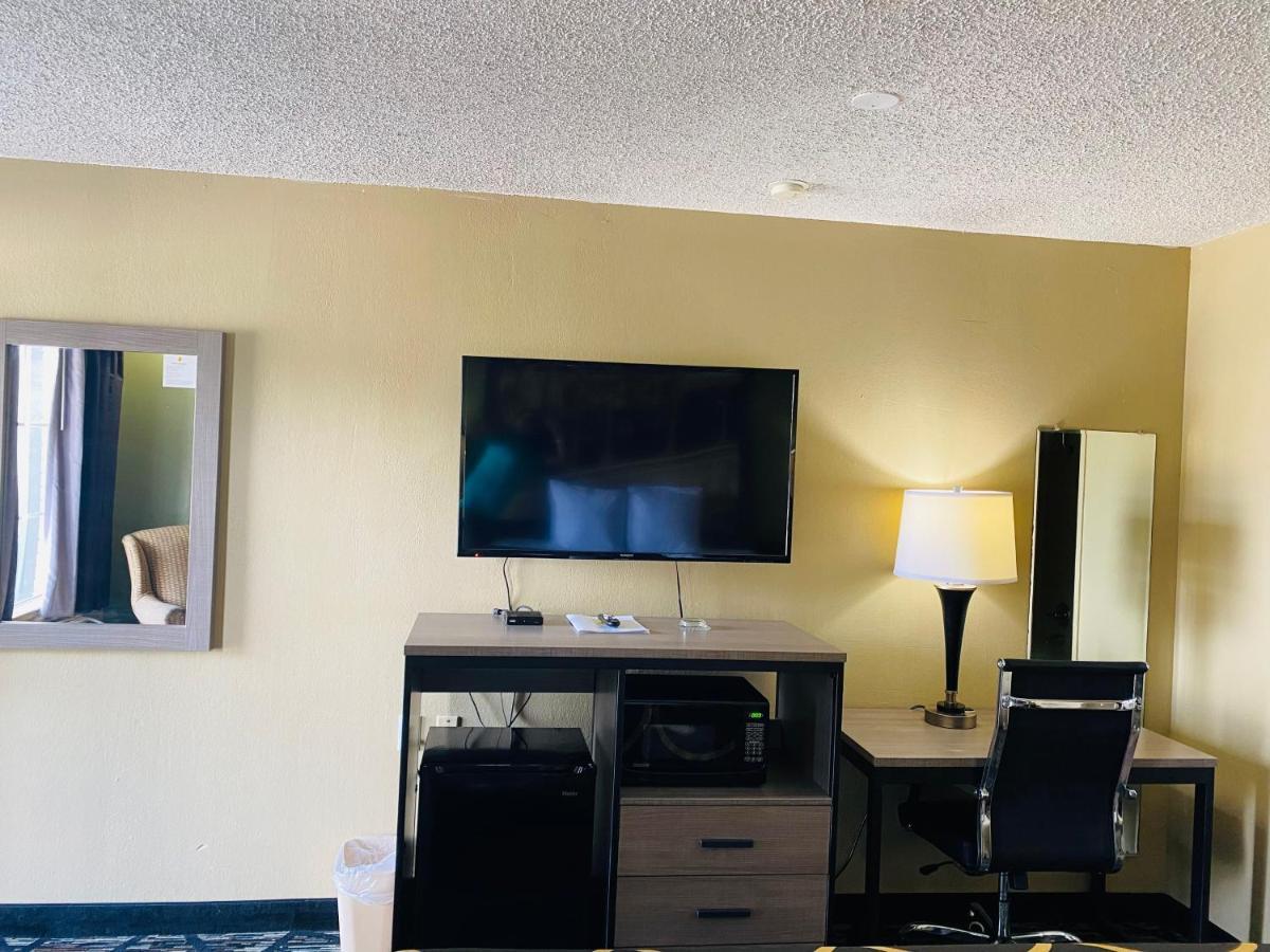 Super 8 By Wyndham Motel